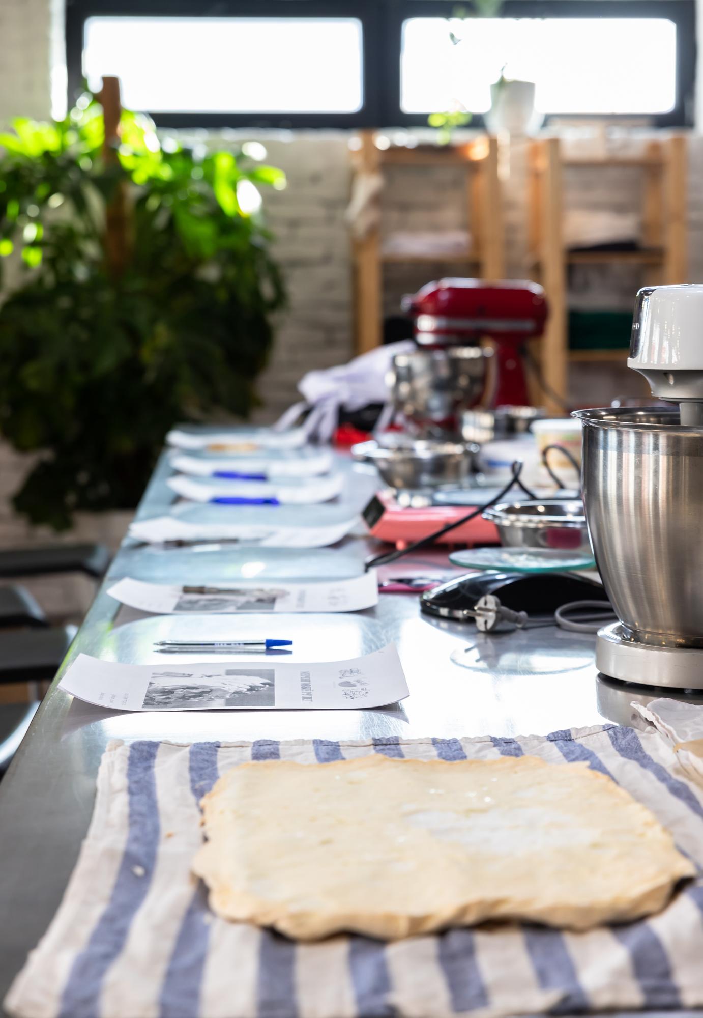 Laboratorio cucina con utensili organizzati
